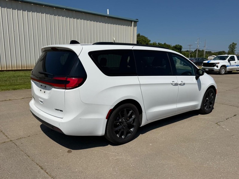 Chrysler Pacifica Vehicle Full-screen Gallery Image 3