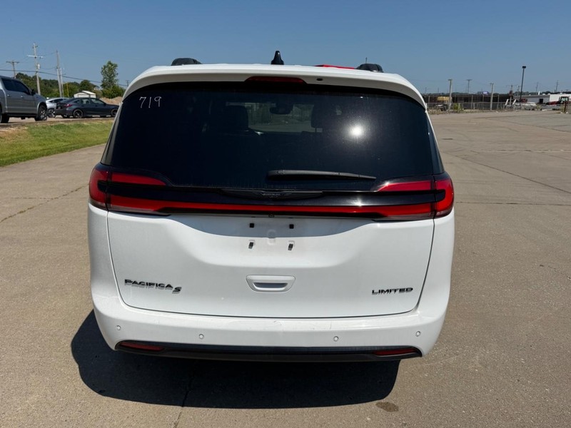 Chrysler Pacifica Vehicle Full-screen Gallery Image 4