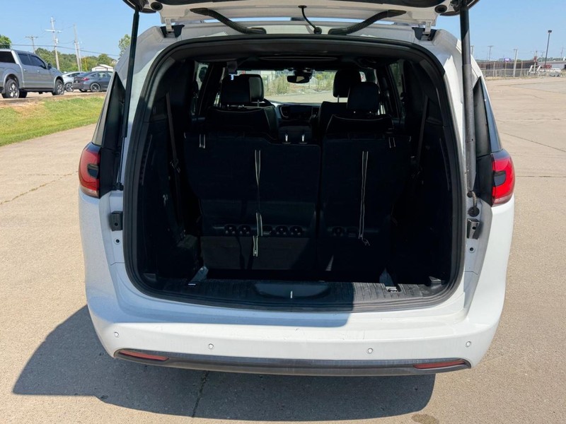 Chrysler Pacifica Vehicle Full-screen Gallery Image 5
