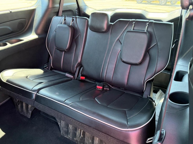 Chrysler Pacifica Vehicle Full-screen Gallery Image 8