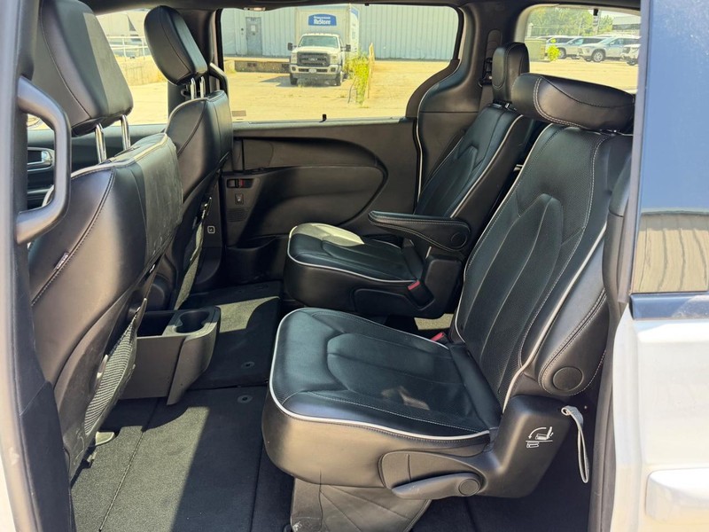 Chrysler Pacifica Vehicle Full-screen Gallery Image 9