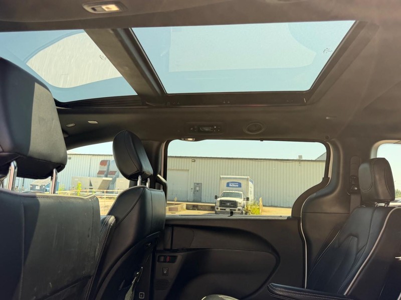 Chrysler Pacifica Vehicle Full-screen Gallery Image 10