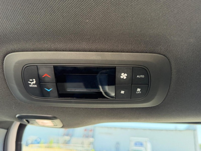 Chrysler Pacifica Vehicle Full-screen Gallery Image 11