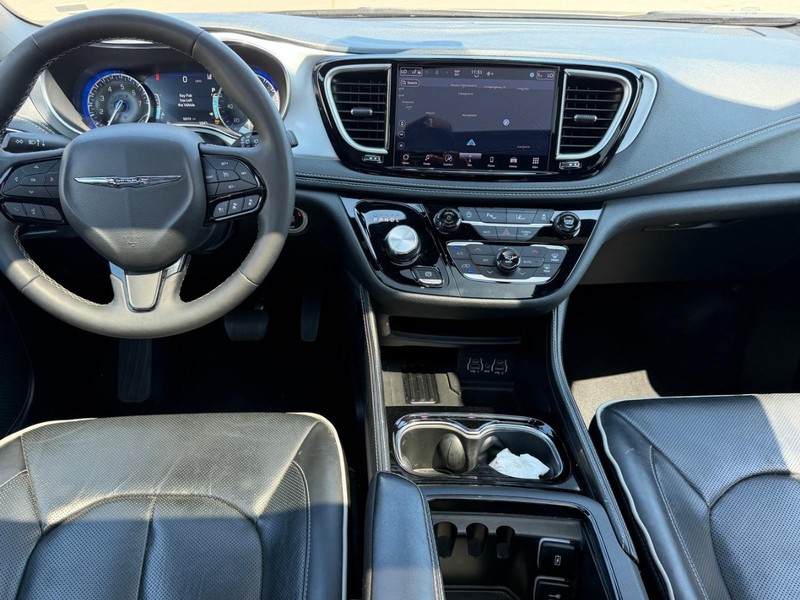 Chrysler Pacifica Vehicle Full-screen Gallery Image 12
