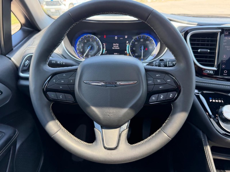 Chrysler Pacifica Vehicle Full-screen Gallery Image 13
