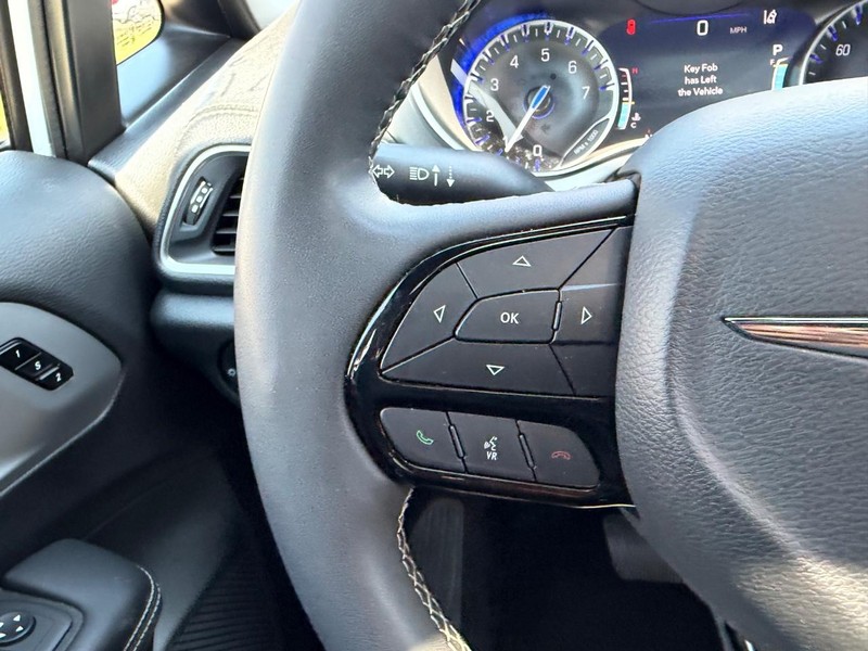 Chrysler Pacifica Vehicle Full-screen Gallery Image 14