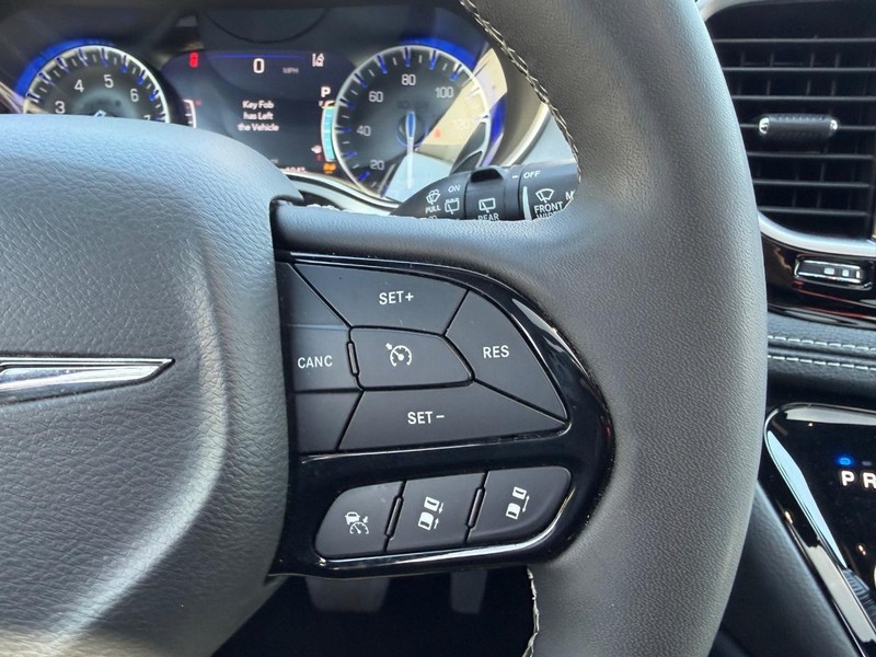 Chrysler Pacifica Vehicle Full-screen Gallery Image 15