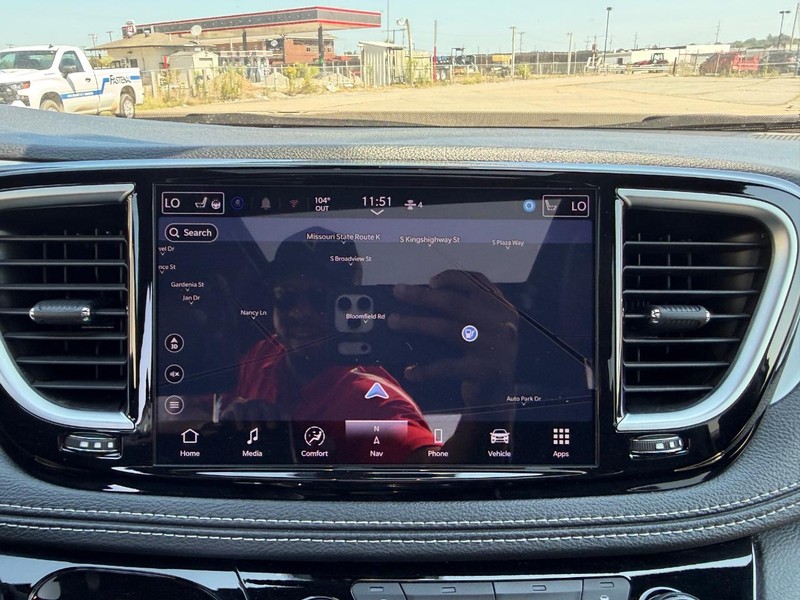 Chrysler Pacifica Vehicle Full-screen Gallery Image 16