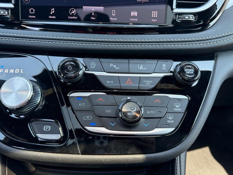 Chrysler Pacifica Vehicle Full-screen Gallery Image 17