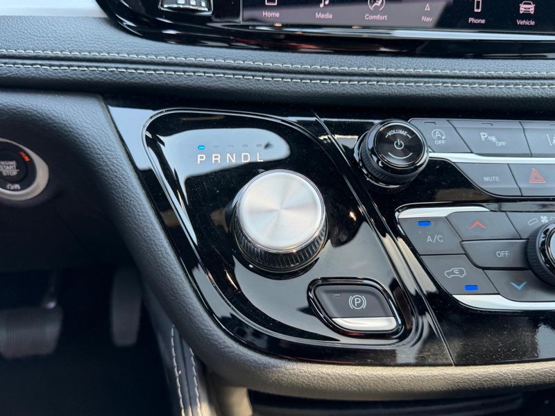 Chrysler Pacifica Vehicle Full-screen Gallery Image 18