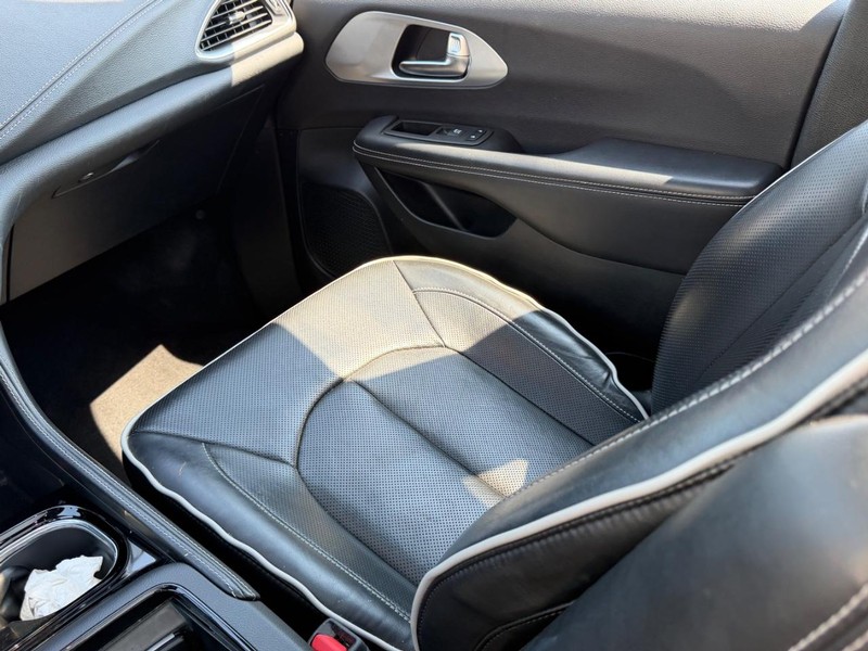 Chrysler Pacifica Vehicle Full-screen Gallery Image 19