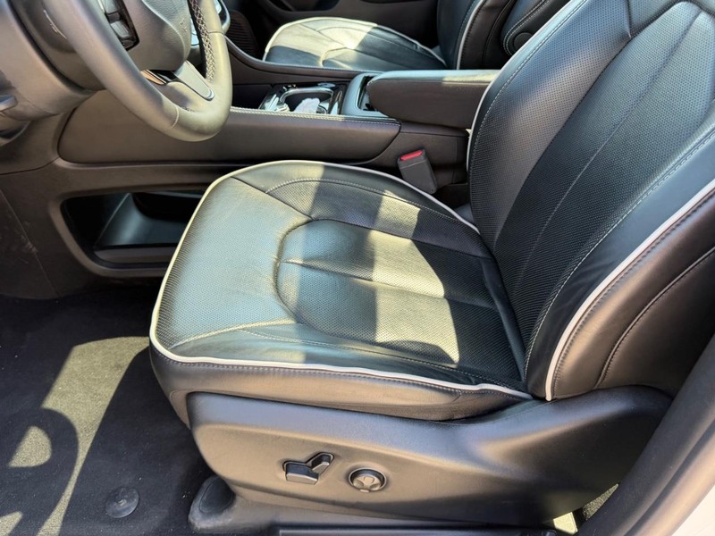 Chrysler Pacifica Vehicle Full-screen Gallery Image 22