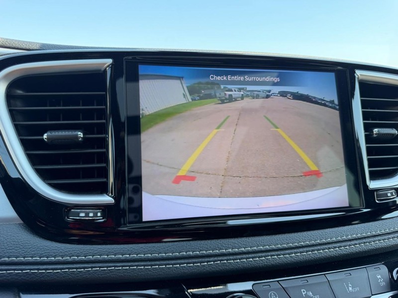 Chrysler Pacifica Vehicle Full-screen Gallery Image 24