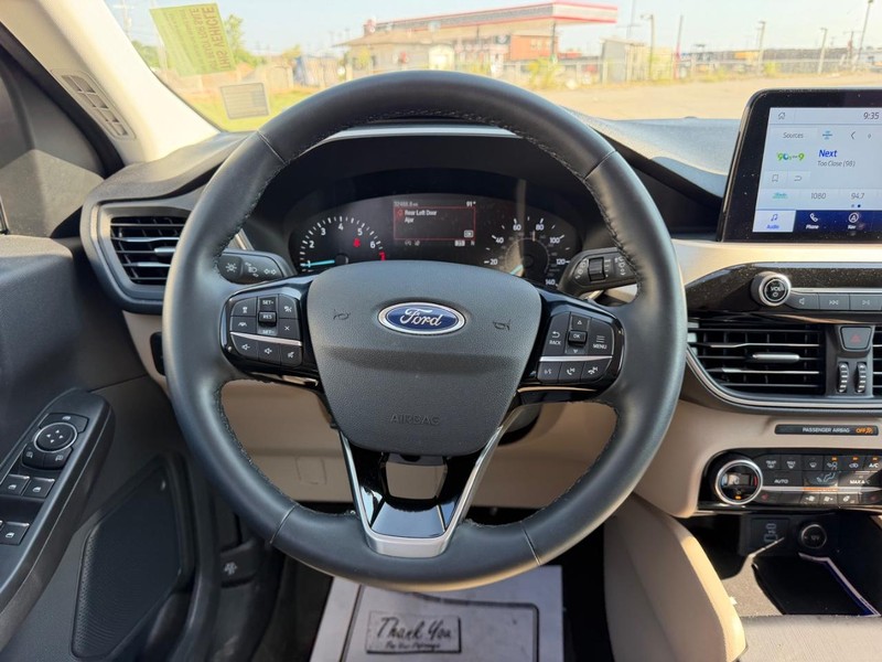 Ford Escape Vehicle Full-screen Gallery Image 10