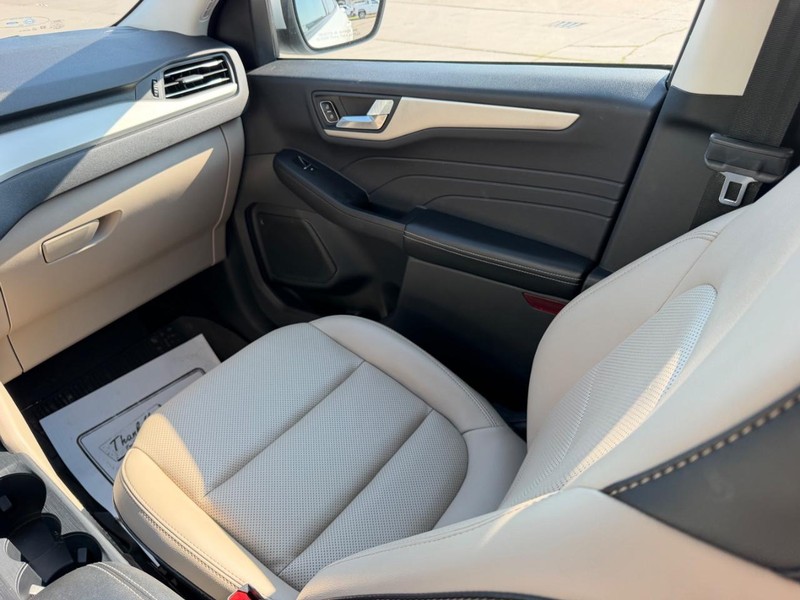 Ford Escape Vehicle Full-screen Gallery Image 16