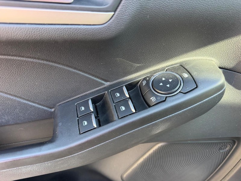 Ford Escape Vehicle Full-screen Gallery Image 17