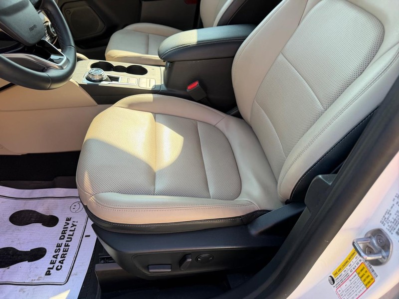 Ford Escape Vehicle Full-screen Gallery Image 18