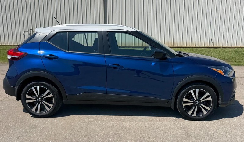 Nissan Kicks Vehicle Full-screen Gallery Image 2