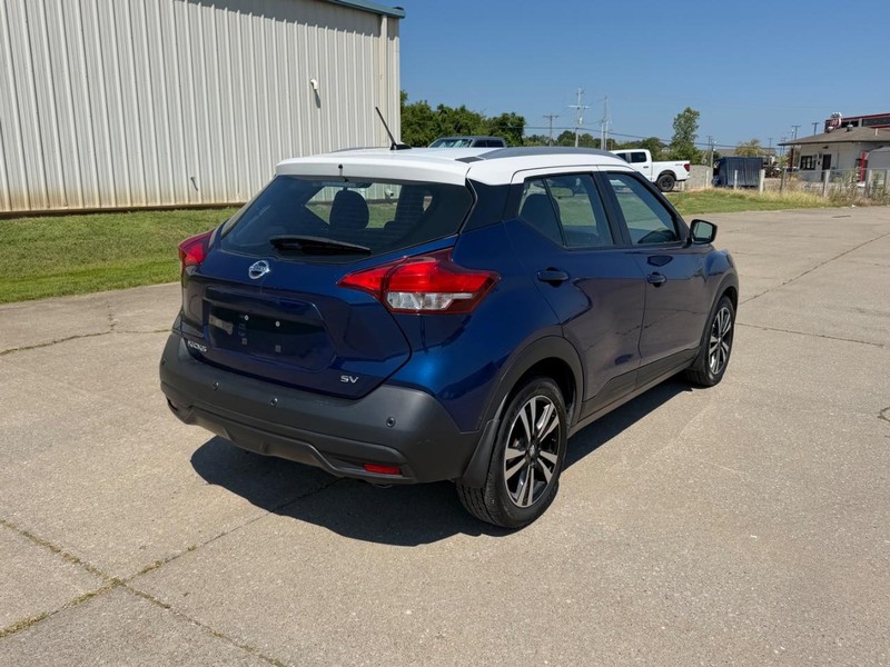 Nissan Kicks Vehicle Full-screen Gallery Image 3