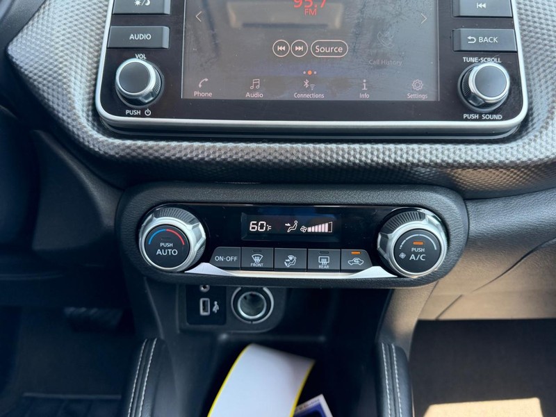 Nissan Kicks Vehicle Full-screen Gallery Image 13