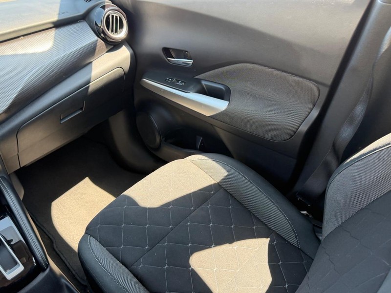 Nissan Kicks Vehicle Full-screen Gallery Image 15