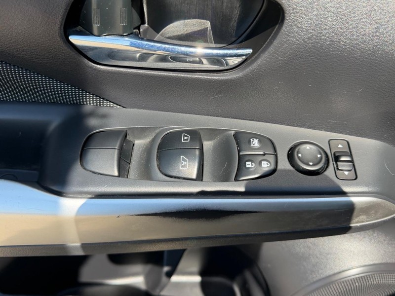 Nissan Kicks Vehicle Full-screen Gallery Image 16