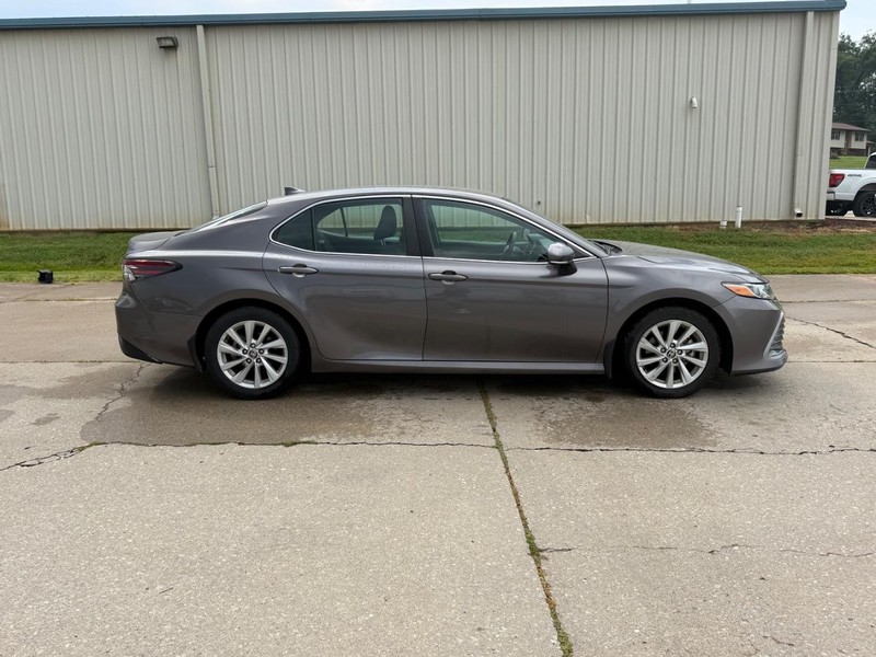 Toyota Camry Vehicle Full-screen Gallery Image 2