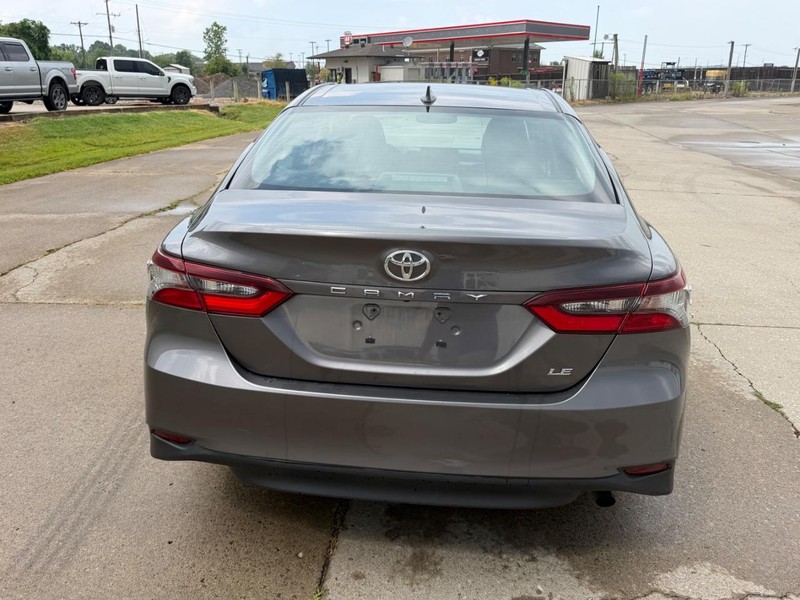 Toyota Camry Vehicle Full-screen Gallery Image 4