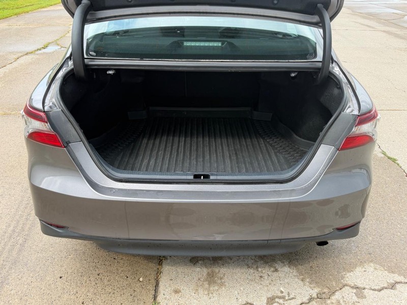 Toyota Camry Vehicle Full-screen Gallery Image 5