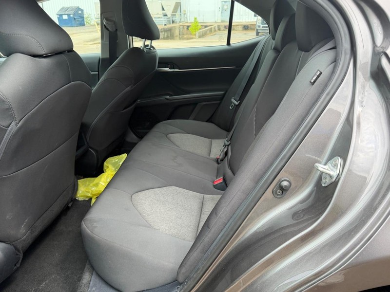 Toyota Camry Vehicle Full-screen Gallery Image 7