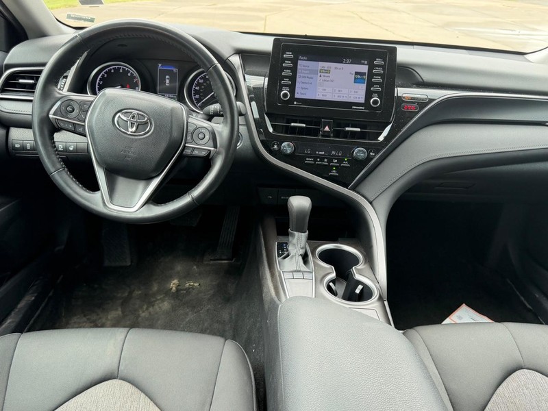 Toyota Camry Vehicle Full-screen Gallery Image 8