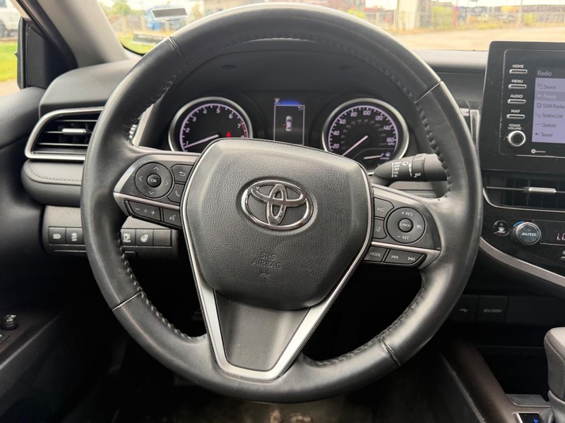 Toyota Camry Vehicle Full-screen Gallery Image 9