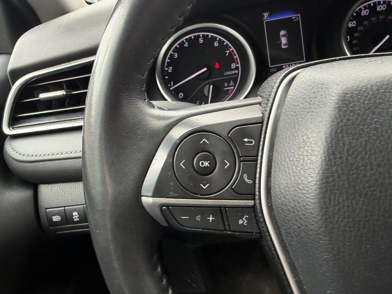 Toyota Camry Vehicle Full-screen Gallery Image 10