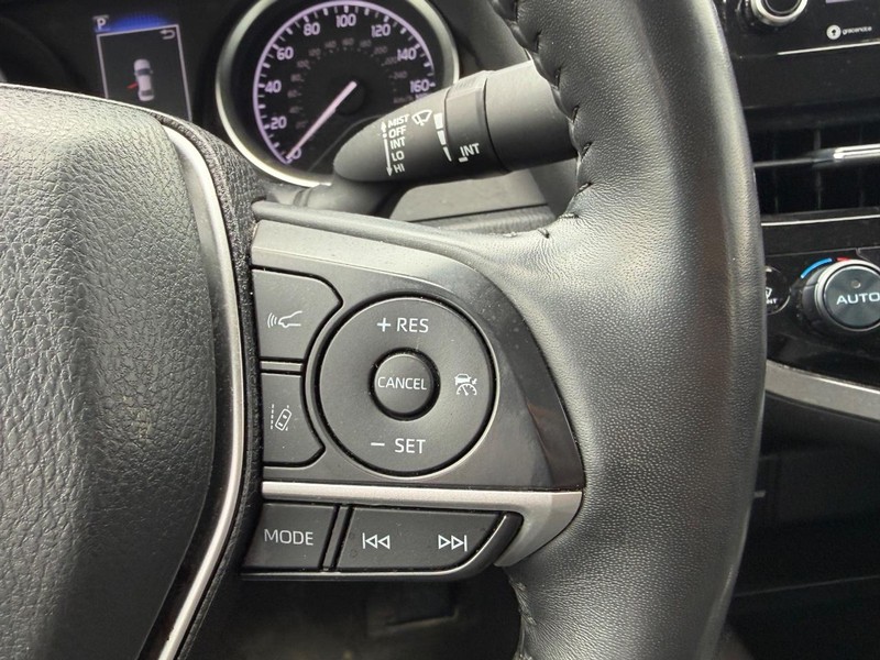 Toyota Camry Vehicle Full-screen Gallery Image 11