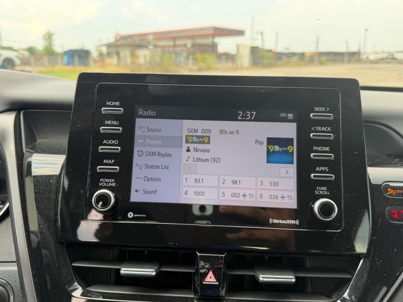 Toyota Camry Vehicle Full-screen Gallery Image 12