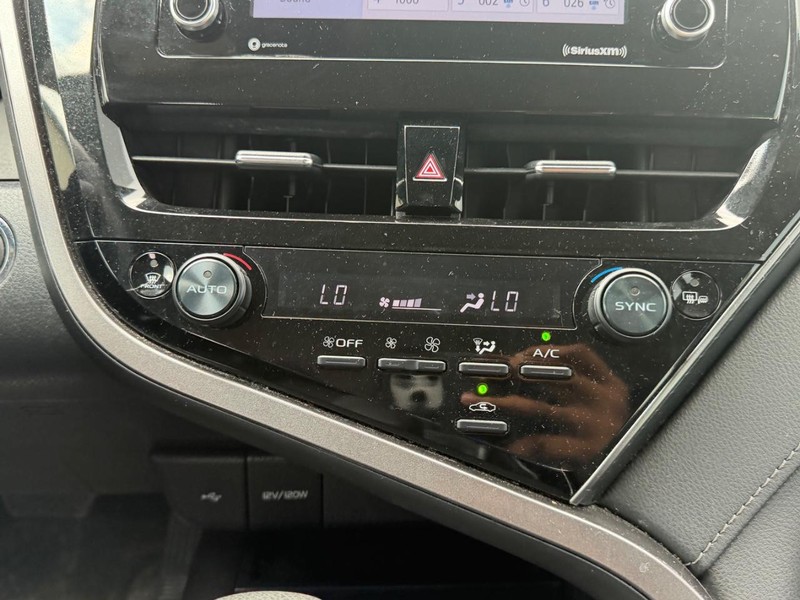Toyota Camry Vehicle Full-screen Gallery Image 13