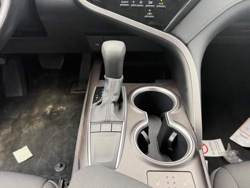 Toyota Camry Vehicle Full-screen Gallery Image 14