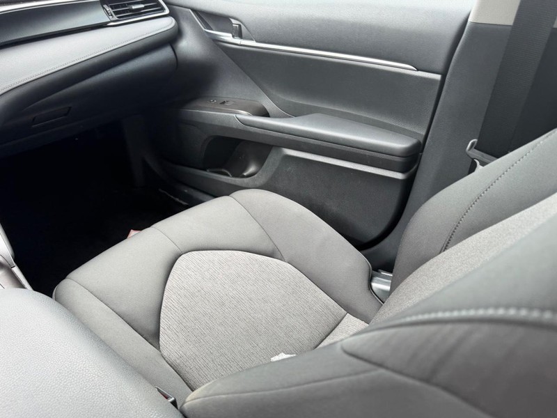 Toyota Camry Vehicle Full-screen Gallery Image 15