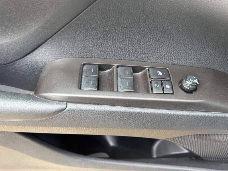 Toyota Camry Vehicle Full-screen Gallery Image 16
