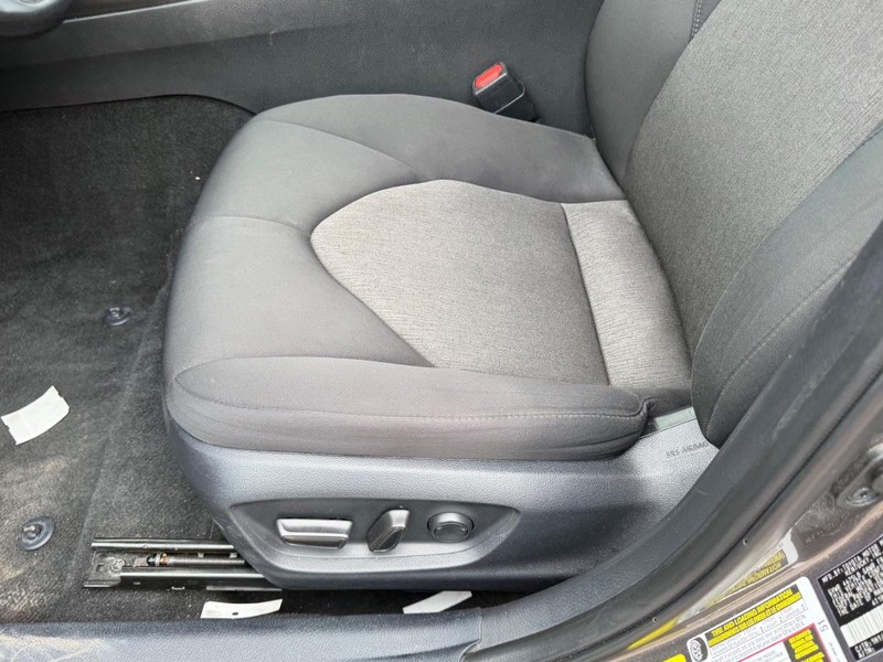 Toyota Camry Vehicle Full-screen Gallery Image 17