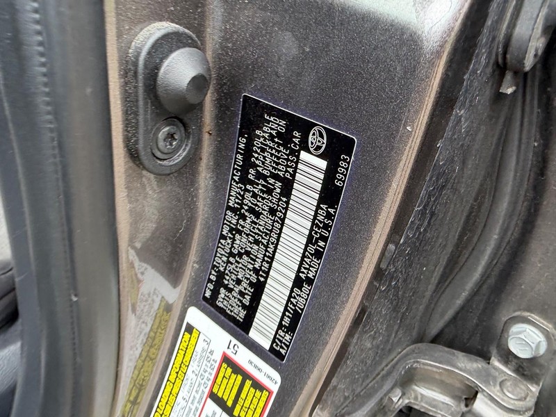 Toyota Camry Vehicle Full-screen Gallery Image 20
