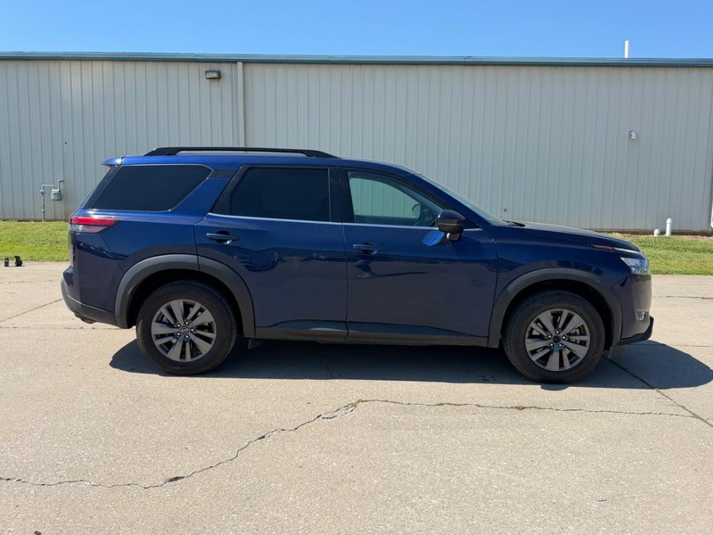 Nissan Pathfinder Vehicle Full-screen Gallery Image 2