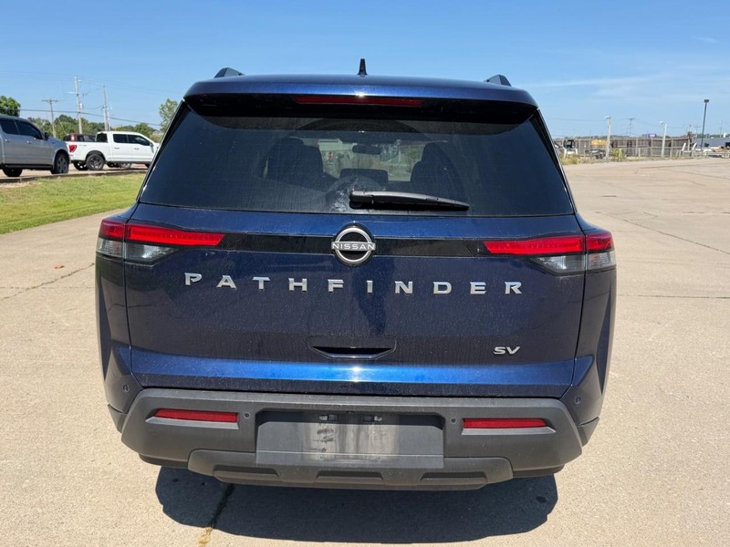Nissan Pathfinder Vehicle Full-screen Gallery Image 4