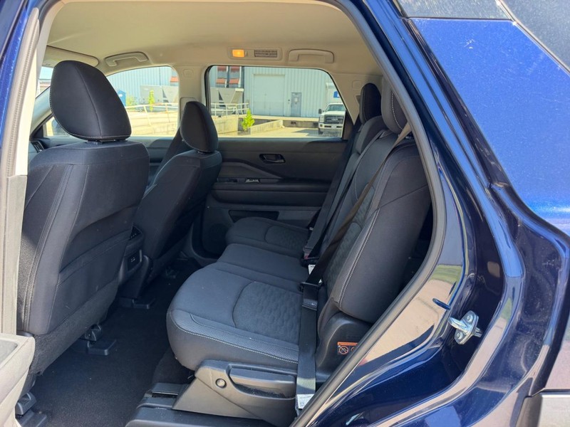 Nissan Pathfinder Vehicle Full-screen Gallery Image 8