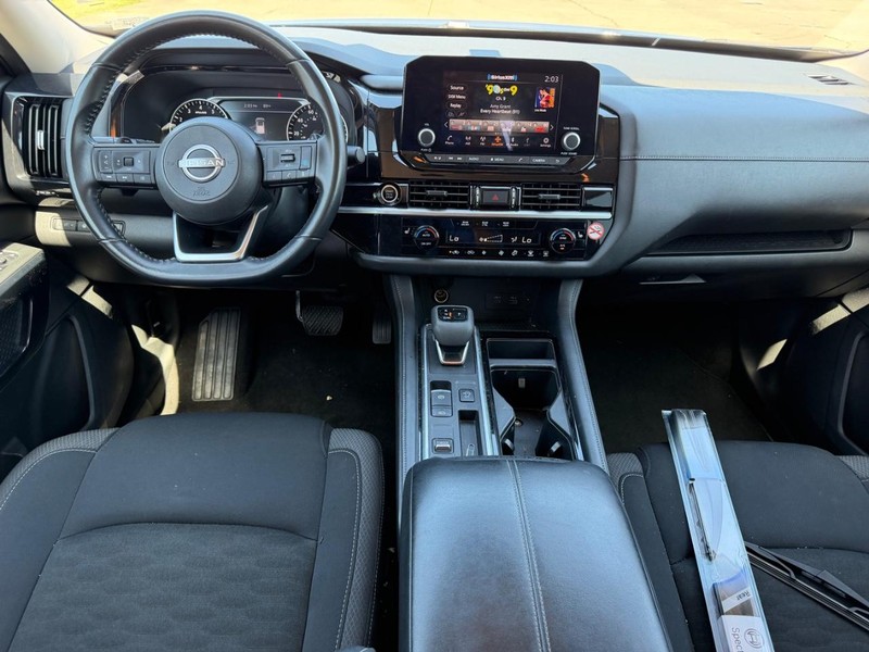 Nissan Pathfinder Vehicle Full-screen Gallery Image 9