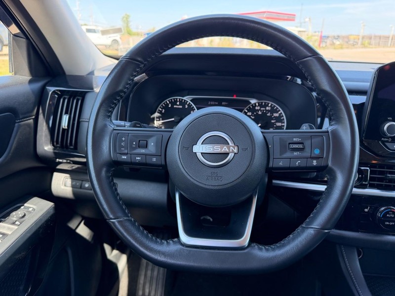 Nissan Pathfinder Vehicle Full-screen Gallery Image 10
