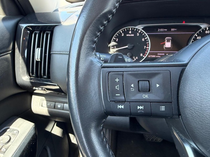 Nissan Pathfinder Vehicle Full-screen Gallery Image 11