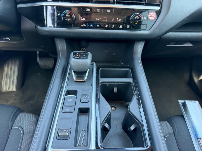 Nissan Pathfinder Vehicle Full-screen Gallery Image 15