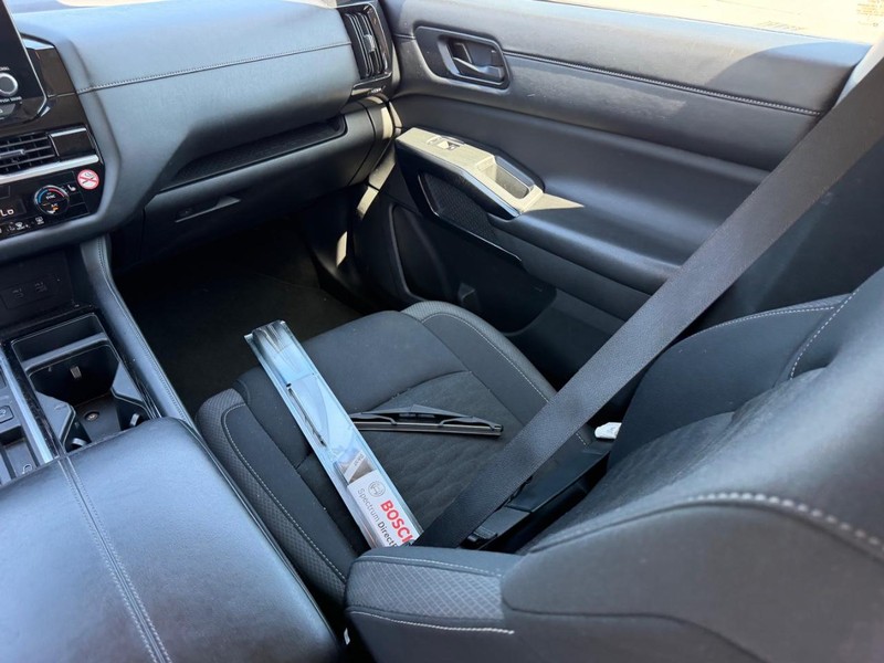 Nissan Pathfinder Vehicle Full-screen Gallery Image 16