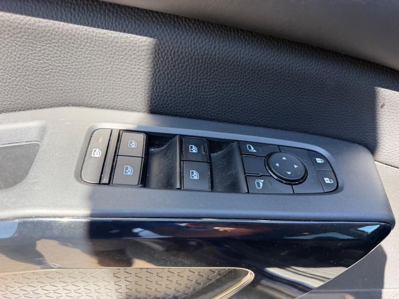 Nissan Pathfinder Vehicle Full-screen Gallery Image 17